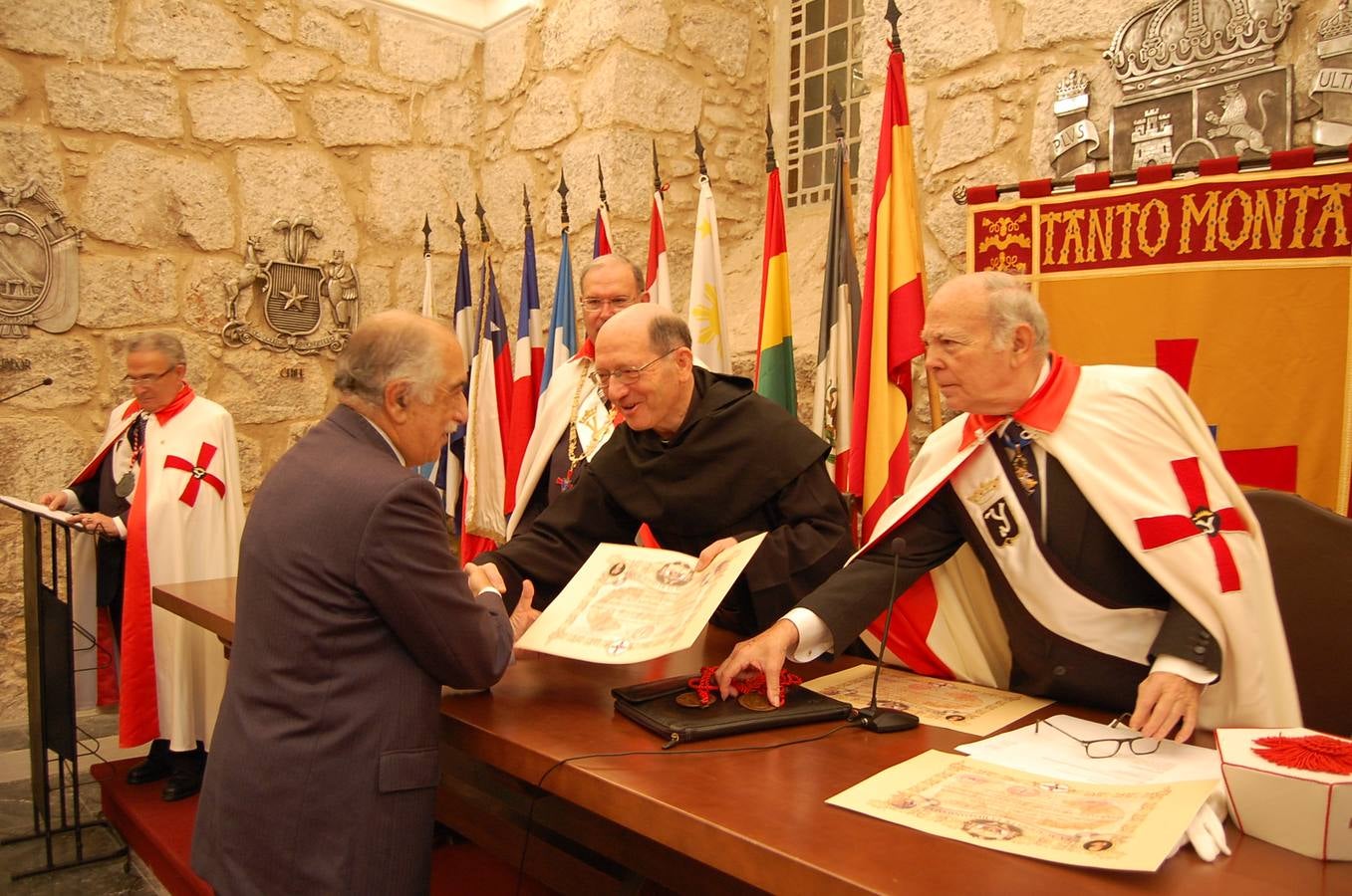 Inaugurado en Yuso un busto de Isabel la Católica y elección de Santiago Vivanco como caballero