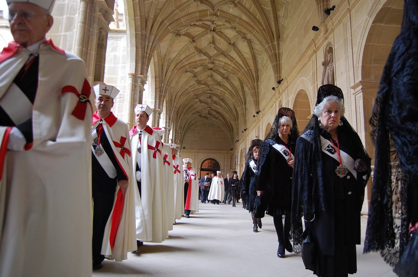 Inaugurado en Yuso un busto de Isabel la Católica y elección de Santiago Vivanco como caballero