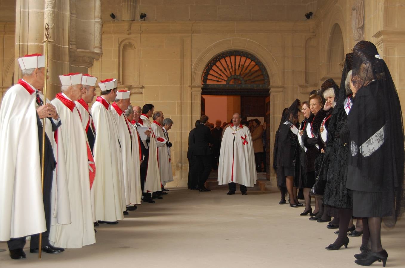 Inaugurado en Yuso un busto de Isabel la Católica y elección de Santiago Vivanco como caballero