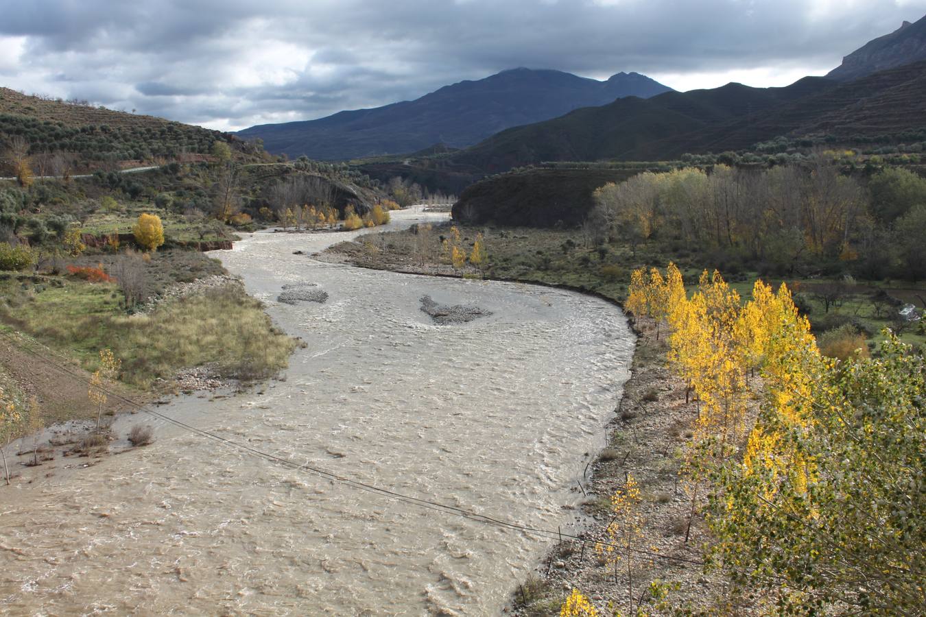 El río pasa crecido y con fuerza por Arnedillo.