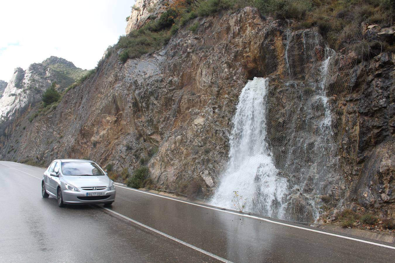 Cascadas de agua caen junto a la carretera en Arnedillo.