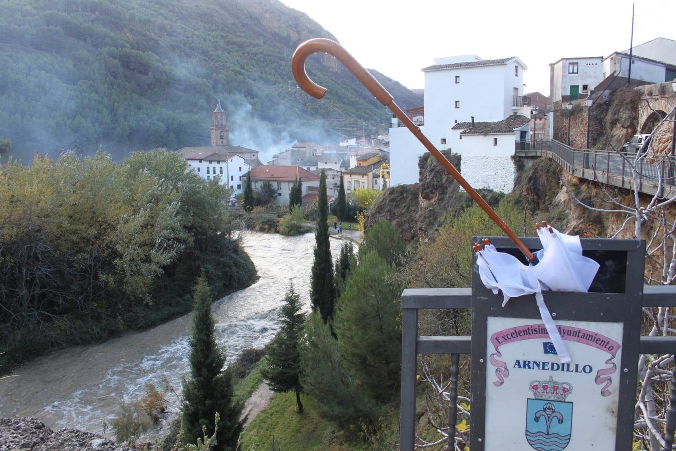 Un paragüas aparece tirado en Arnedillo.