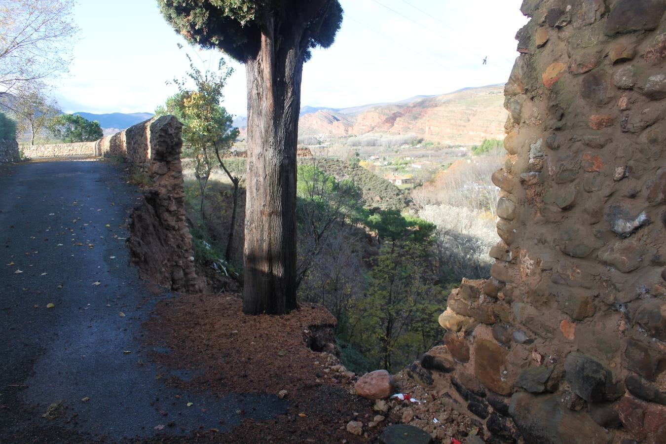 Las lluvias han provocado la caída de parte del talud del monsterio de Vico de Arnedo.