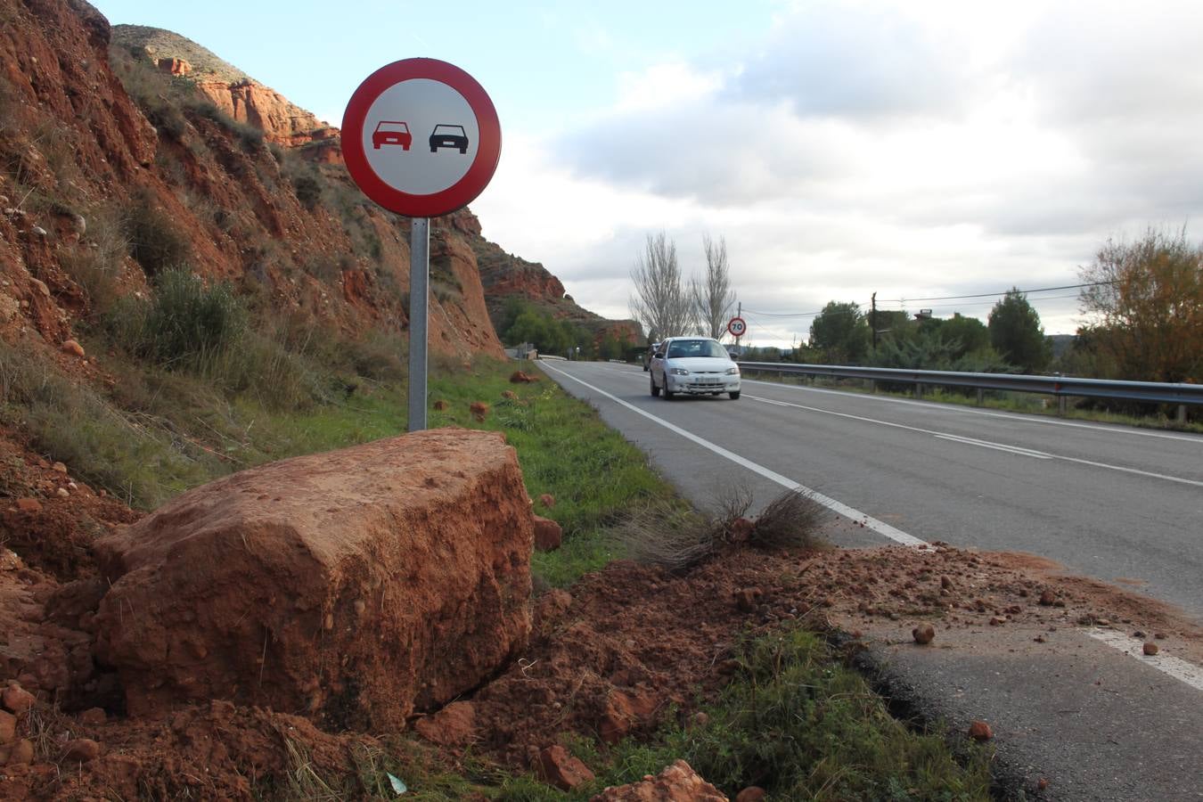 Desprendimiento de piedras y barro sobre la carretera en Herce.