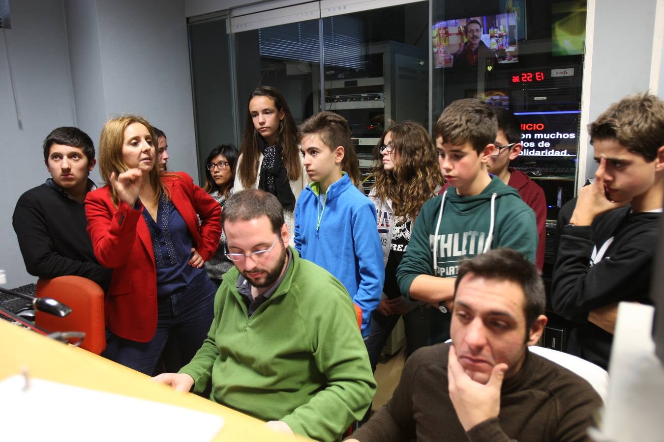 Alumnos de 1º y 2º,de la ESO, grupo B, del IES Virgen de Vico de Arnedo visitan la multimedia de Diario LA RIOJA