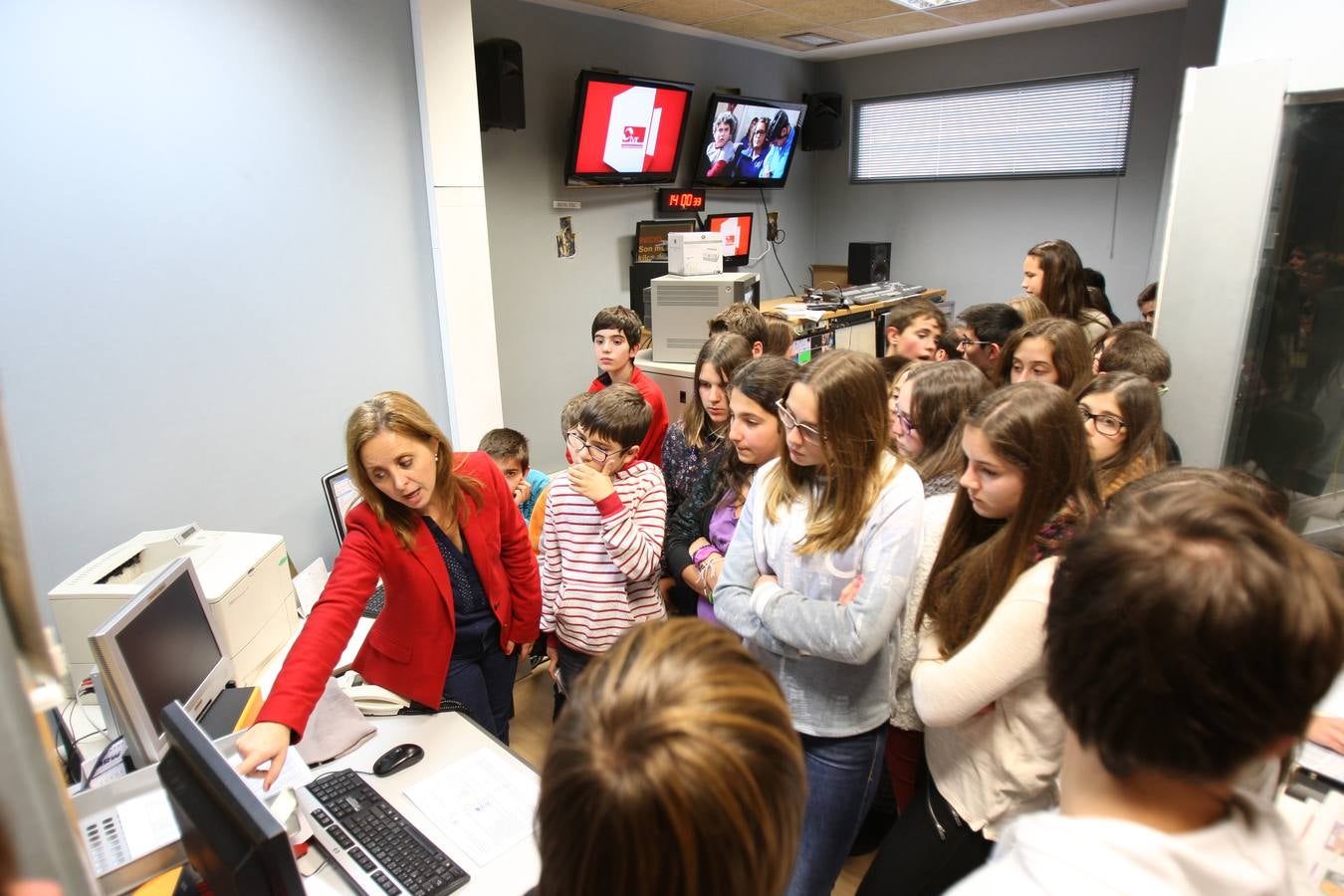Alumnos de 1º y 2º,de la ESO, grupo B, del IES Virgen de Vico de Arnedo visitan la multimedia de Diario LA RIOJA