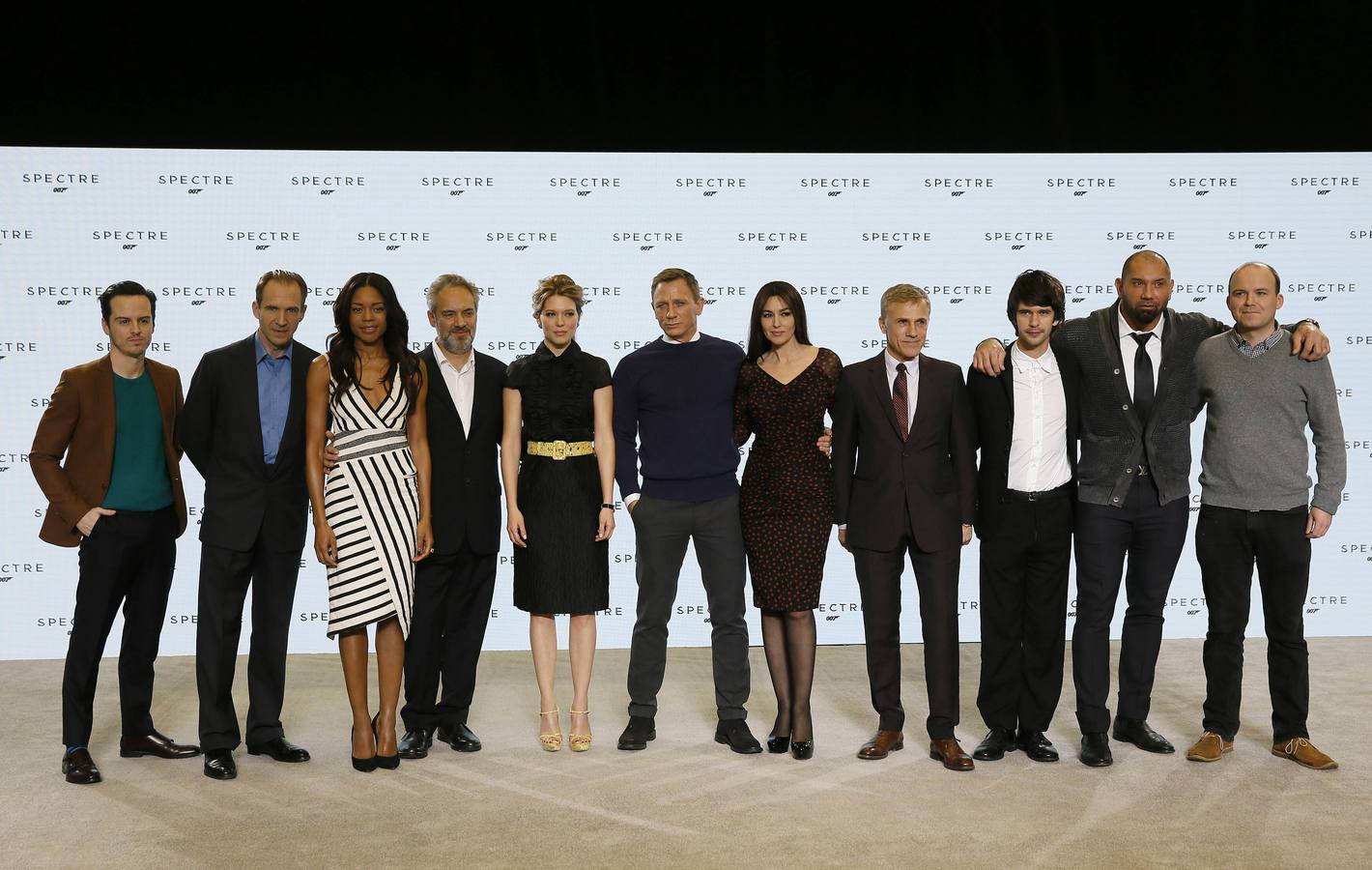 El director Sam Mendes posa con el reparto de la cinta.