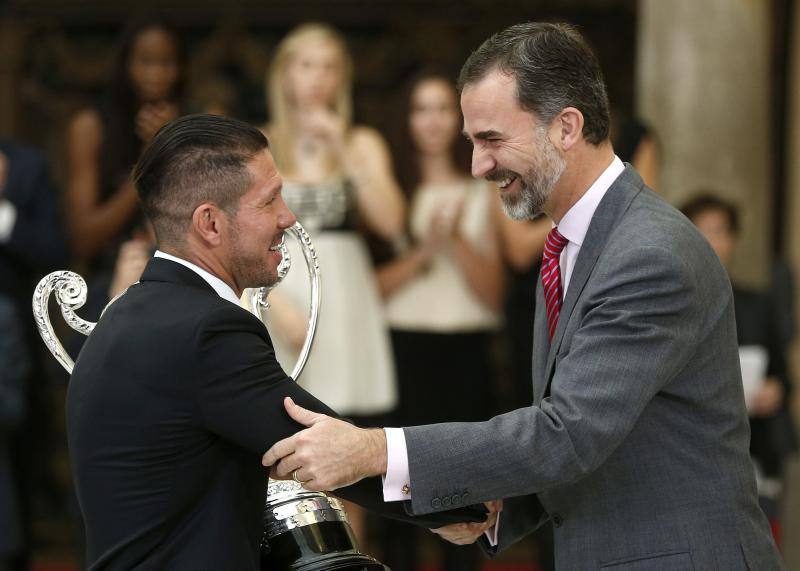 El entrenador del Atlético de Madrid, Diego Pablo Simeone, recibe de manos del Rey Felipe VI el Trofeo Comunidad Iberoamericana.