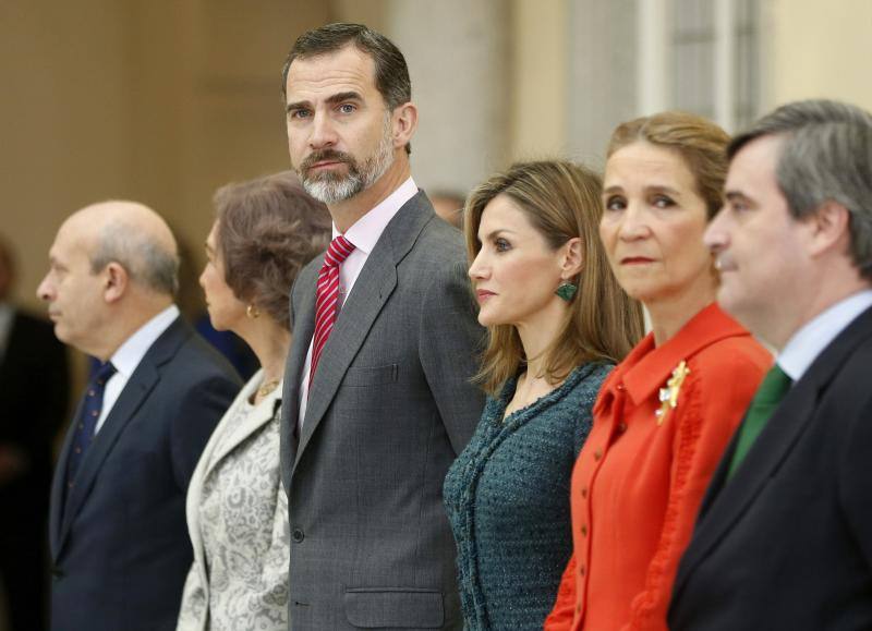 Los Reyes, don Felipe y doña Letizia, junto a la Reina doña Sofia, la Infanta Elena, el ministro de Educación, Cultura y Deporte, José Ignacio Wert (i), y el presidente del Consejo Superior de Deportes (CSD), Miguel Cardenal (d)