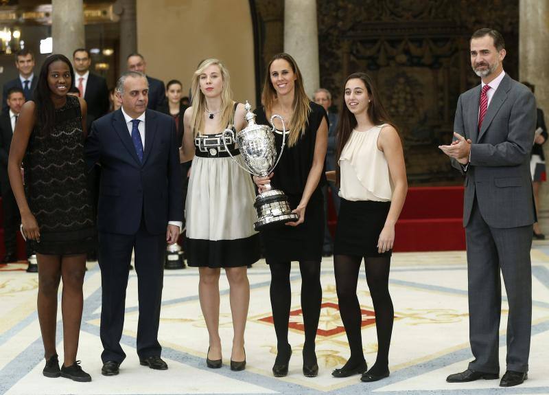 El presidente de la Federación Española de Baloncesto, José Luis Sáez, posa junto a las jugadoras de baloncesto Nogaye La Silla, Sara Rodríguez, Amaya Valdemoro y Maite Cazorla junto con la Copa Barón de Güell.