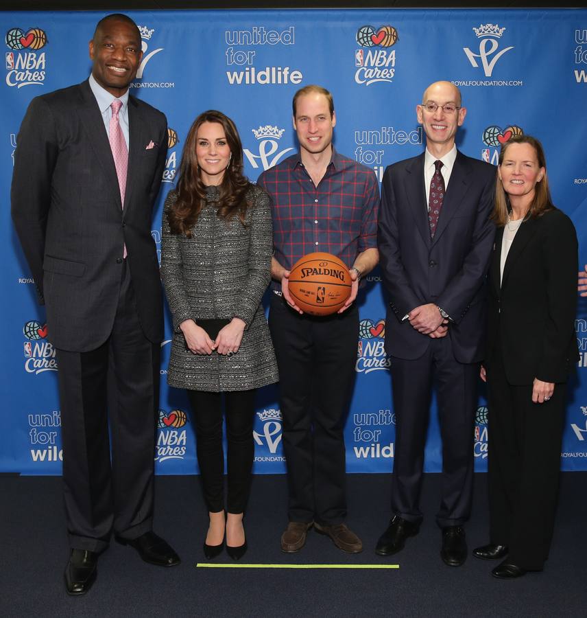 Con personalidades de la NBA. Los duques de Cambridge, Guillermo y Catalina, posan con el comisionado de la NBA Adam Silver, el Embajador Global Global Dikembe Mutombo y la vicepresidente de la Programas de la Comunidad y Jugadores Kathleen Behrens.