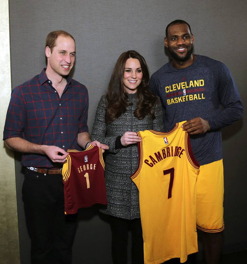 Los duques con LeBron. Los duques de Cambridge , Guillermo y Catalina, posan con el jugador LeBron James