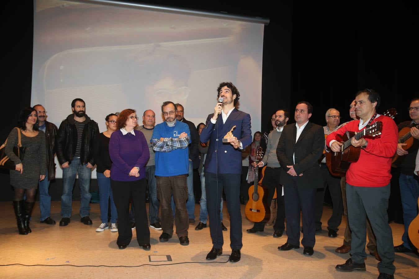 Villegas reconoce con una &quot;serenata&quot; a una mujer que cuidó 11 años a su madre