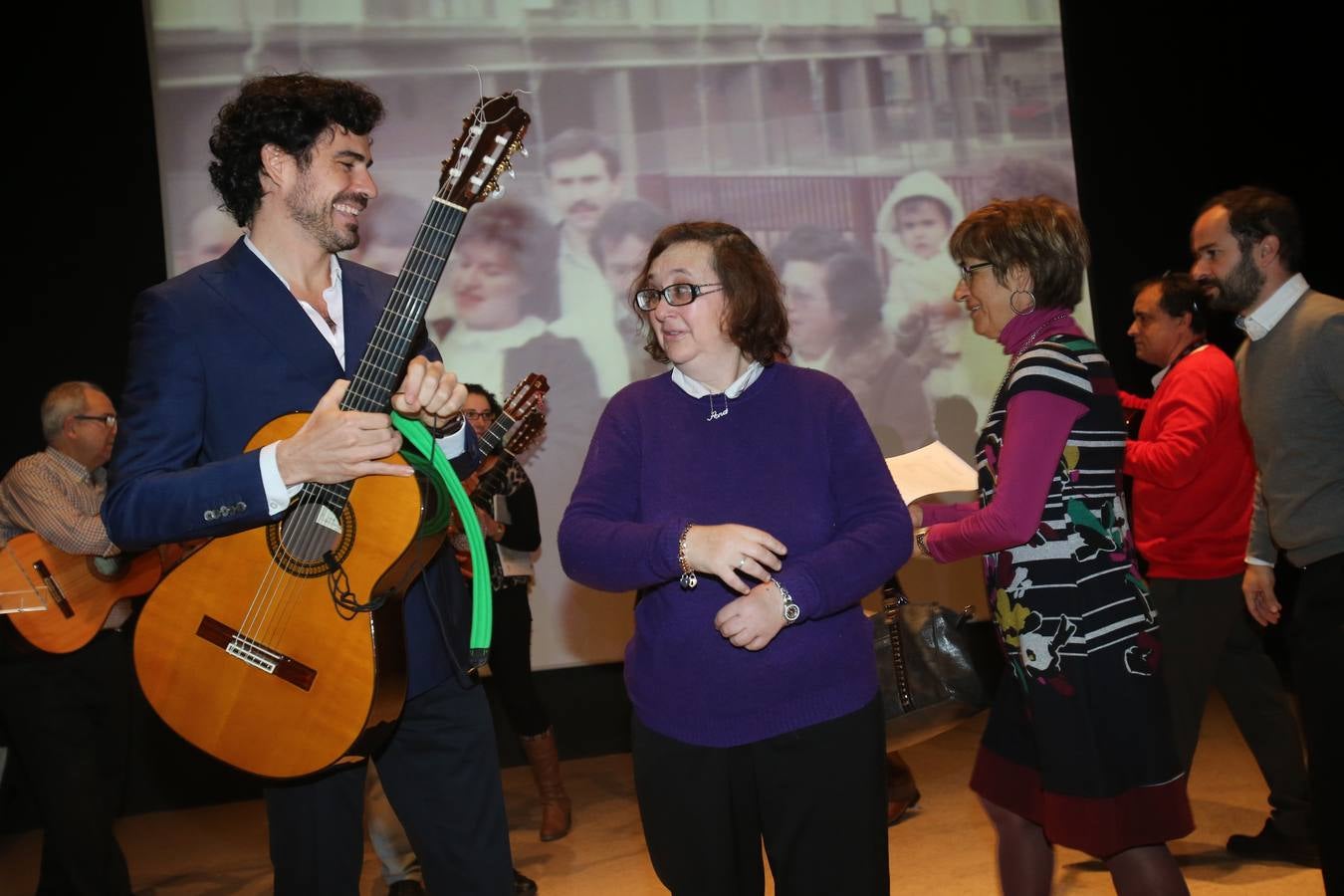 Villegas reconoce con una &quot;serenata&quot; a una mujer que cuidó 11 años a su madre