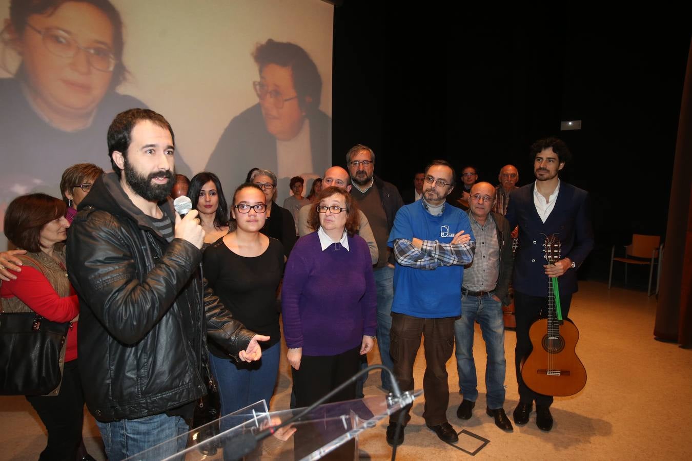 Villegas reconoce con una &quot;serenata&quot; a una mujer que cuidó 11 años a su madre