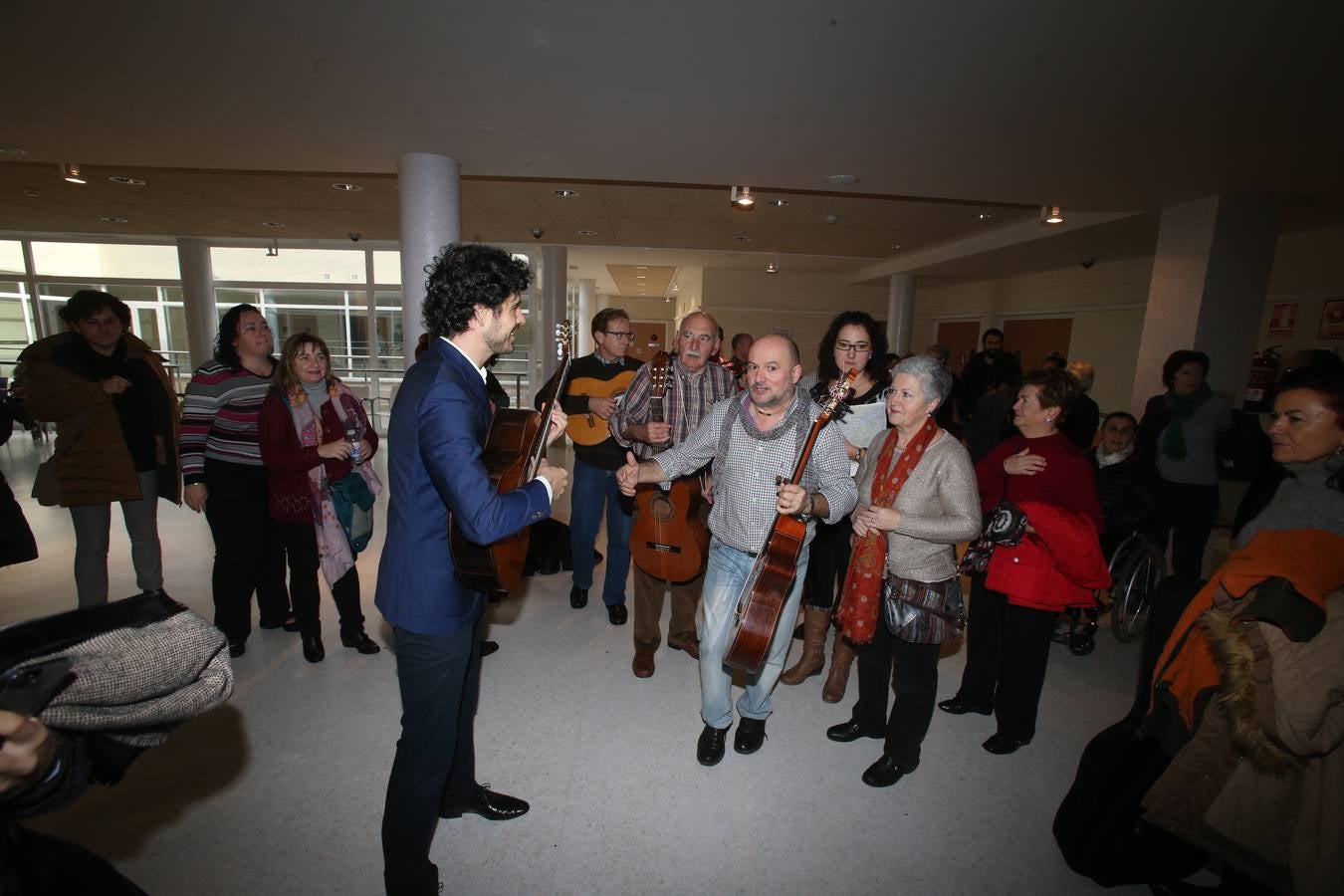 Villegas reconoce con una &quot;serenata&quot; a una mujer que cuidó 11 años a su madre