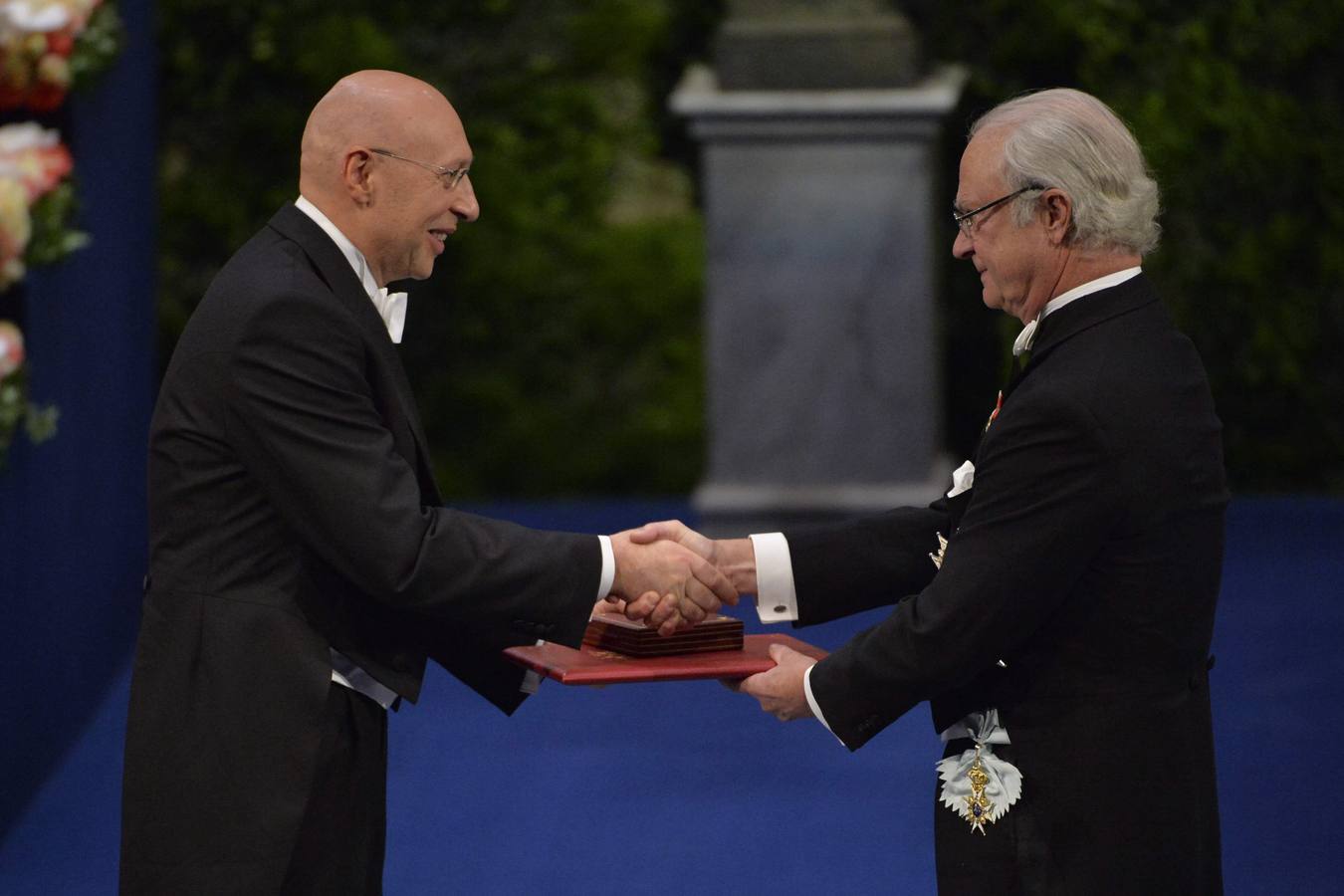 Stefan Hell, Nobel de Química. ESTOCOLMO (SUECIA). El desarrollo del microscopio fluorescente de superresolución, con el que se han hecho visibles "detalles esenciales" de las células vivas, ha valido el Nobel de Química al alemán Stefan Hell y a los estadounidenses Eric Betzig y William Moerner.