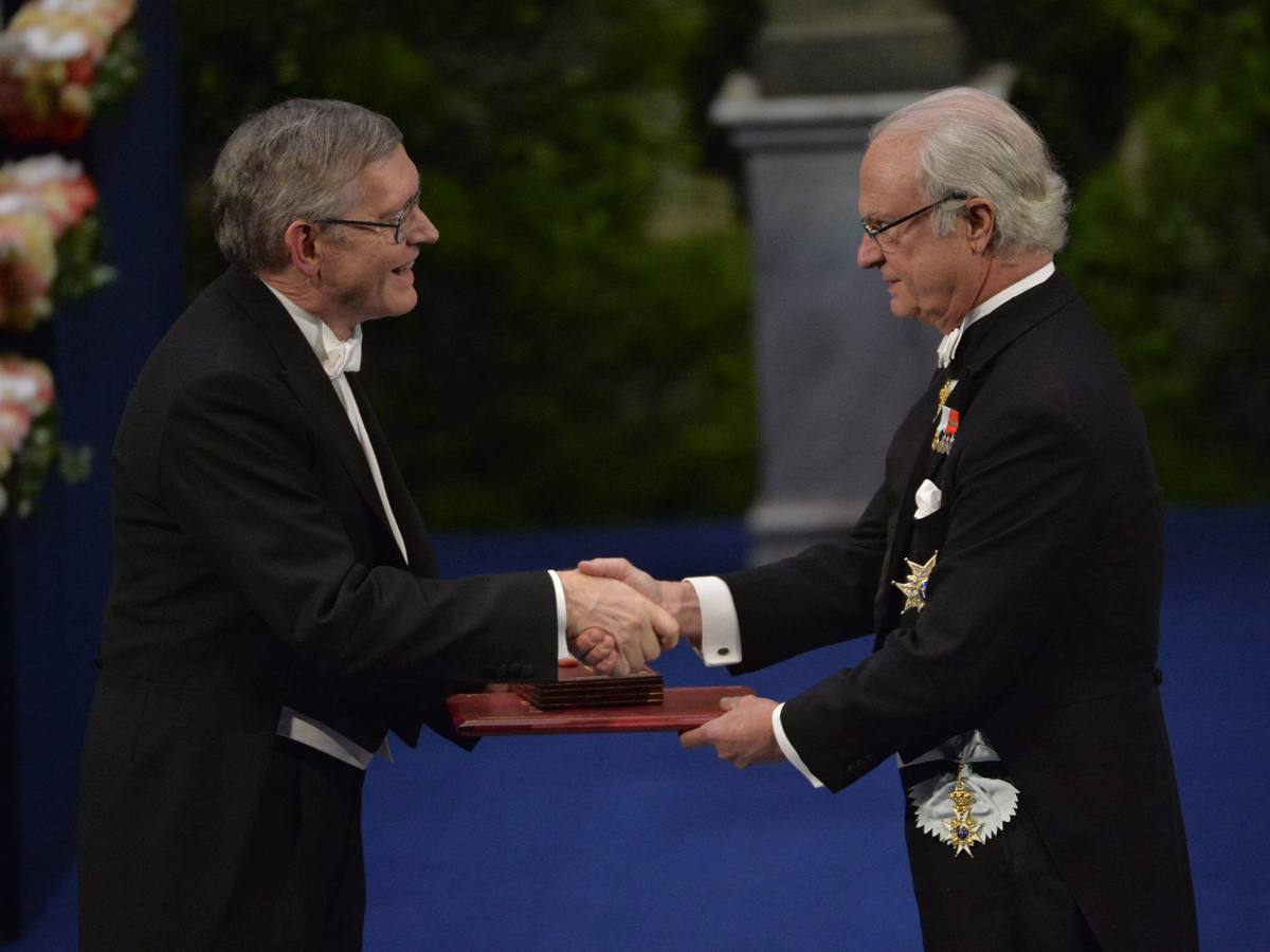 William Moerner, Nobel de Química. ESTOCOLMO (SUECIA). El desarrollo del microscopio fluorescente de superresolución, con el que se han hecho visibles "detalles esenciales" de las células vivas, ha valido el Nobel de Química al alemán Stefan Hell y a los estadounidenses Eric Betzig y William Moerner.