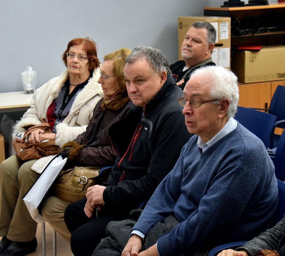 Miembros de la ONCE visitan la multimedia La Rioja