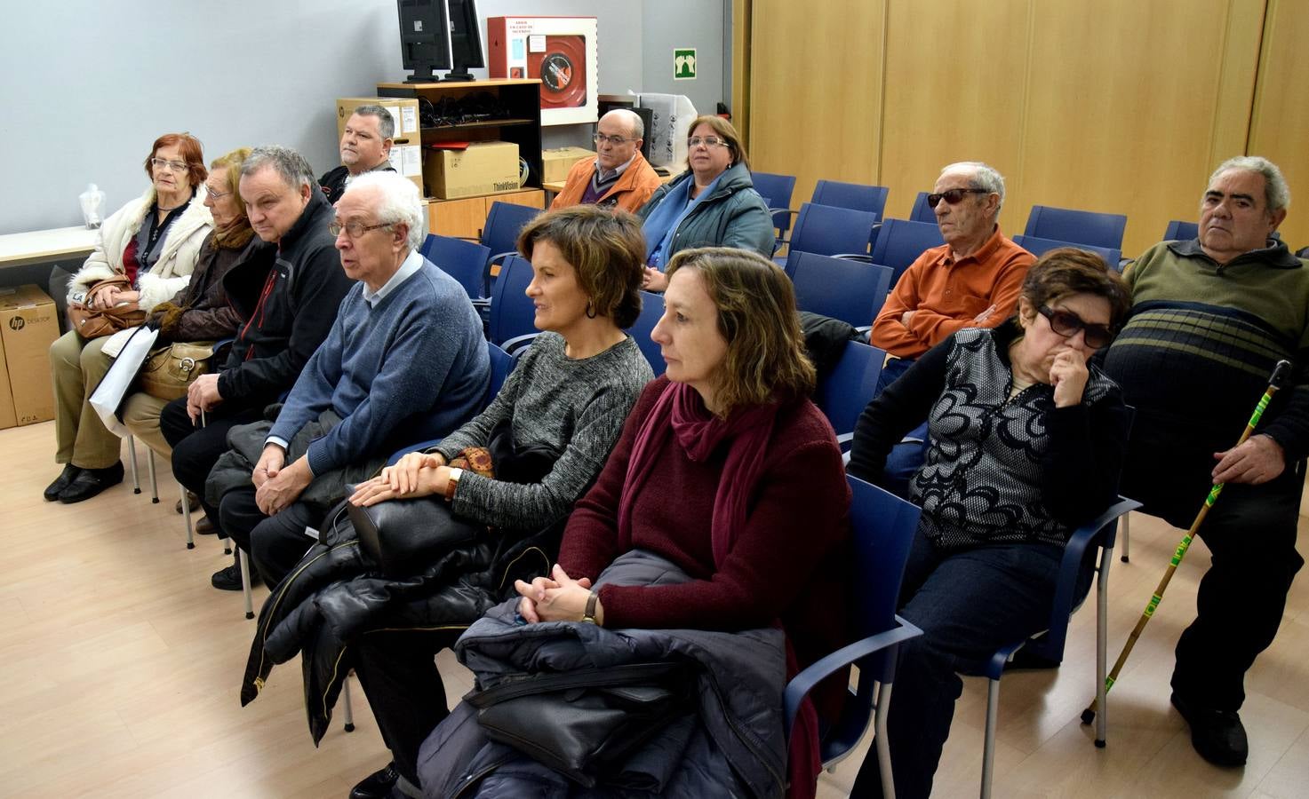 Miembros de la ONCE visitan la multimedia La Rioja