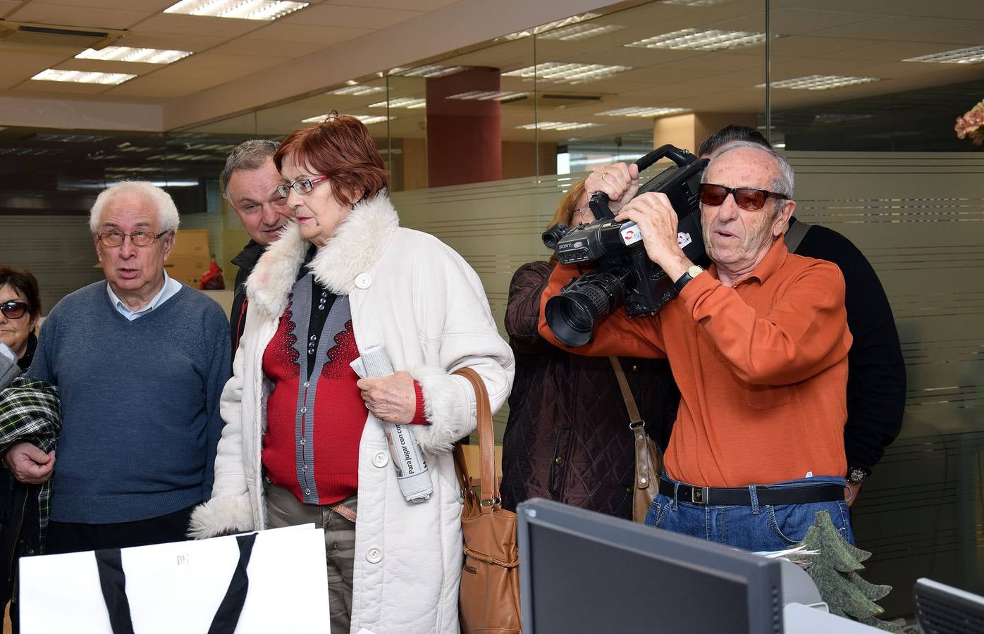 Miembros de la ONCE visitan la multimedia La Rioja