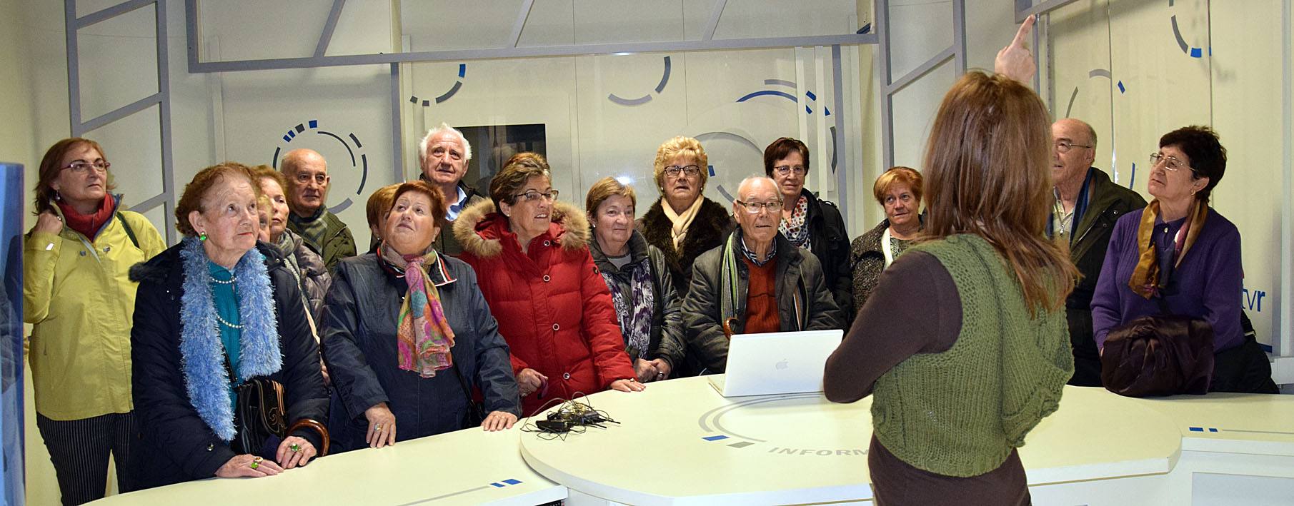 Alumnos del programa Vida Sana del Ayuntamiento de Logroño visitan la multimedia La Rioja