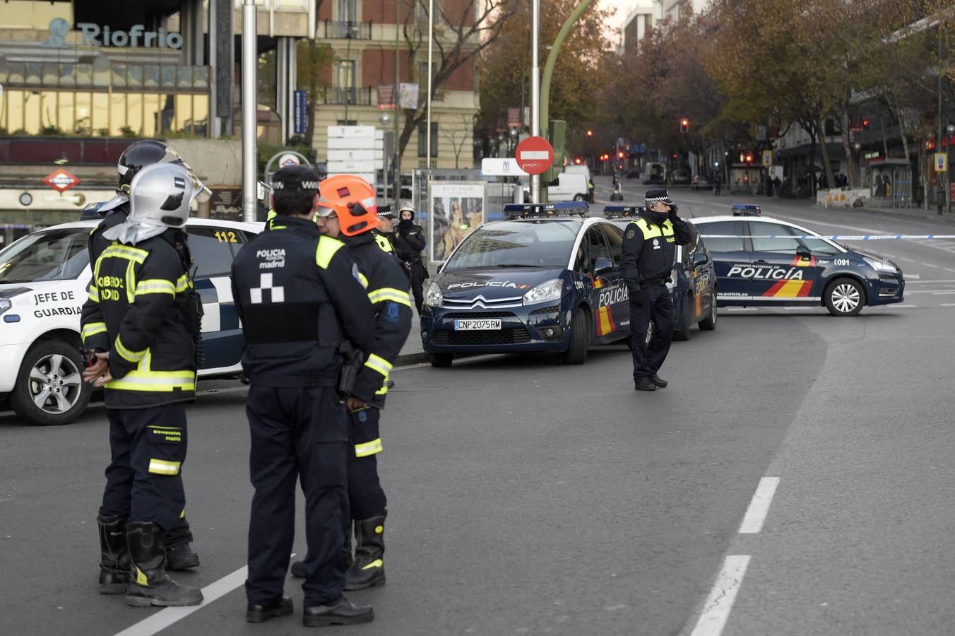 "Al parecer, una de las empleadas de la limpieza que estaba dentro de la sede ha estado a punto de ser atropellada porque iba a una velocidad increíble, ha entrado hasta las escaleras", ha resaltado la presidenta del PP de Madrid