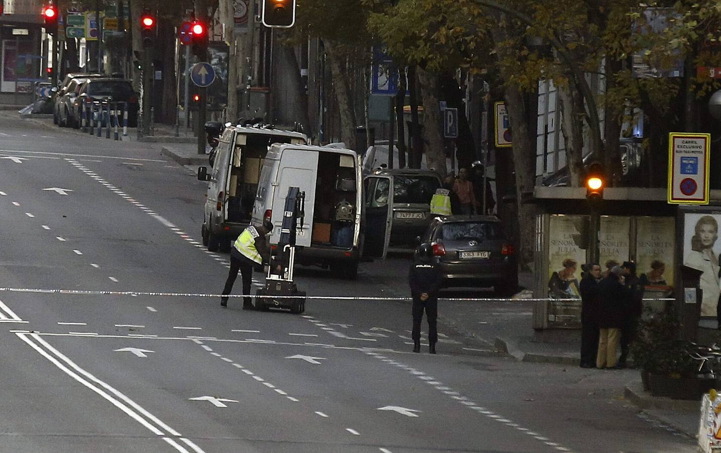 El suceso se ha producido sobre las 06.50 de la mañana, cuando un vehículo a gran velocidad se ha estrellado contra el edificio. A esa hora estaba el servicio de limpieza, que ha sido inmediatamente evacuado por los miembros de seguridad del PP.