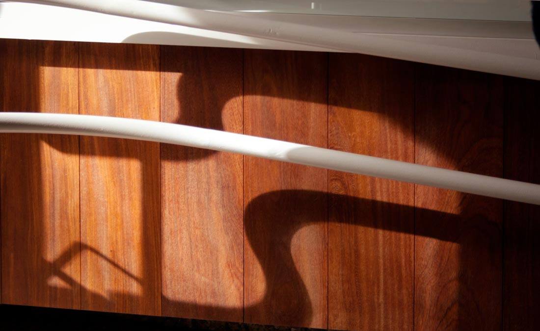 Entra al edificio de la ESDIR. 