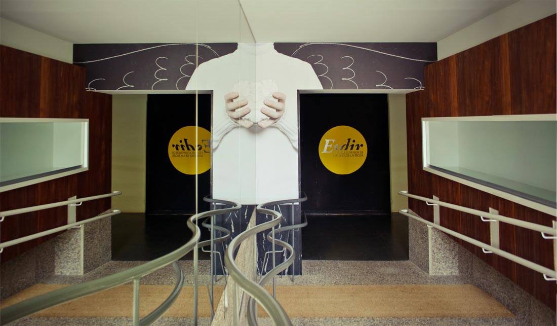 Entrada al edificio de la ESDIR. 