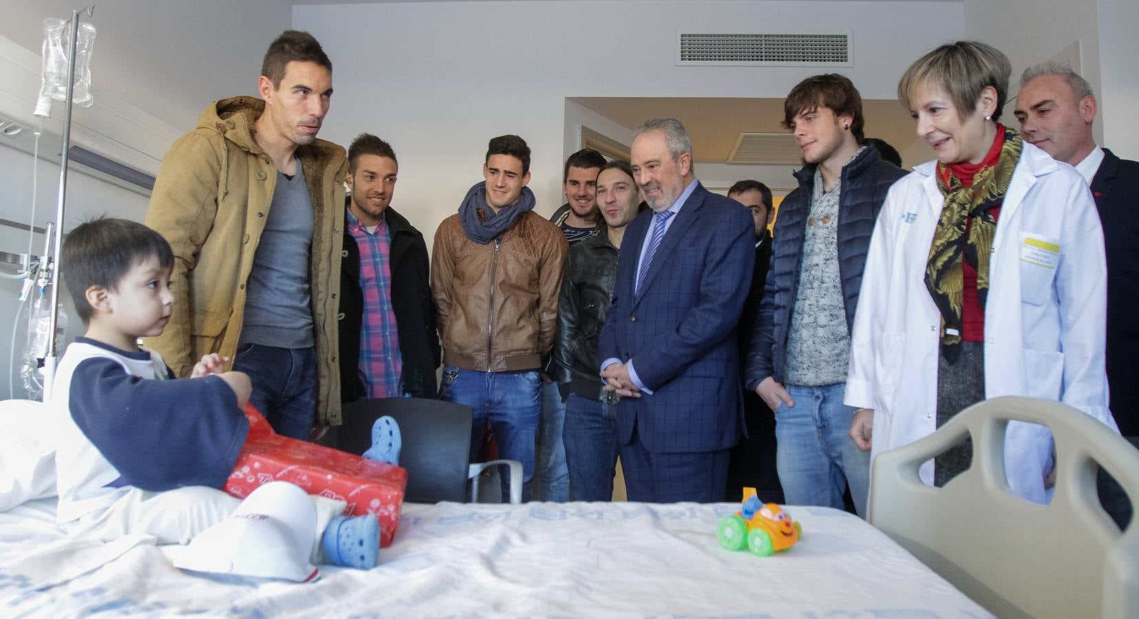 Los jugadores de la UDL visitan a los niños ingresados en el San Pedro