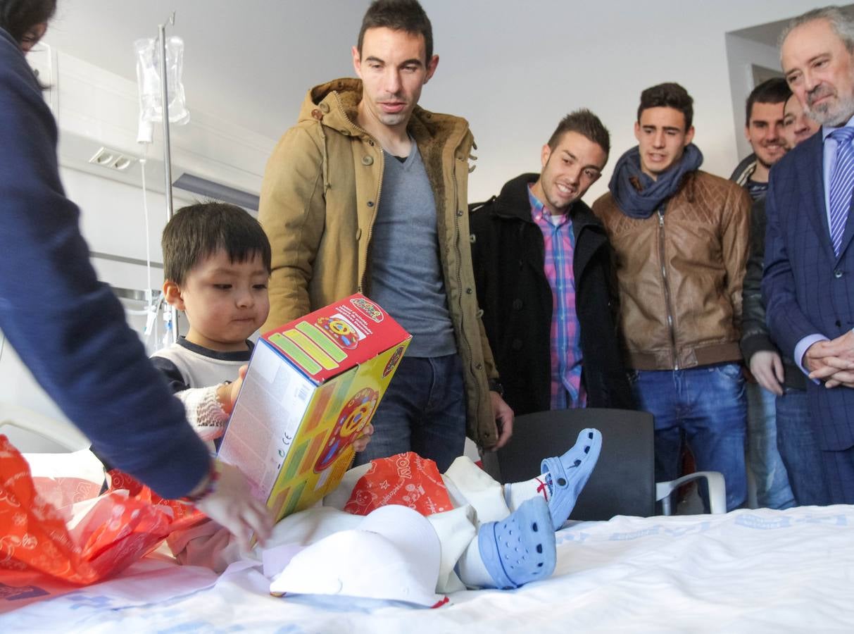 Los jugadores de la UDL visitan a los niños ingresados en el San Pedro