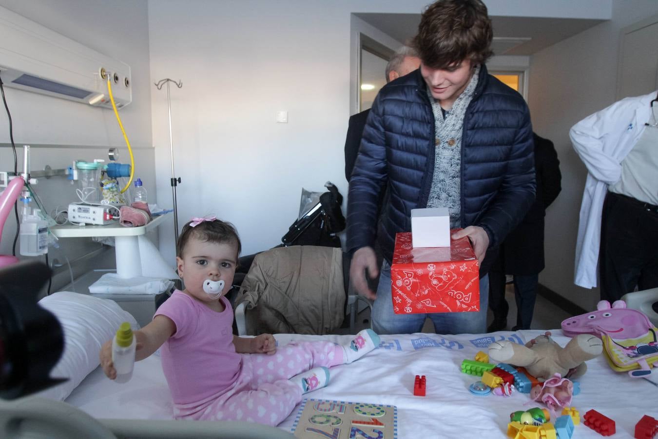 Los jugadores de la UDL visitan a los niños ingresados en el San Pedro