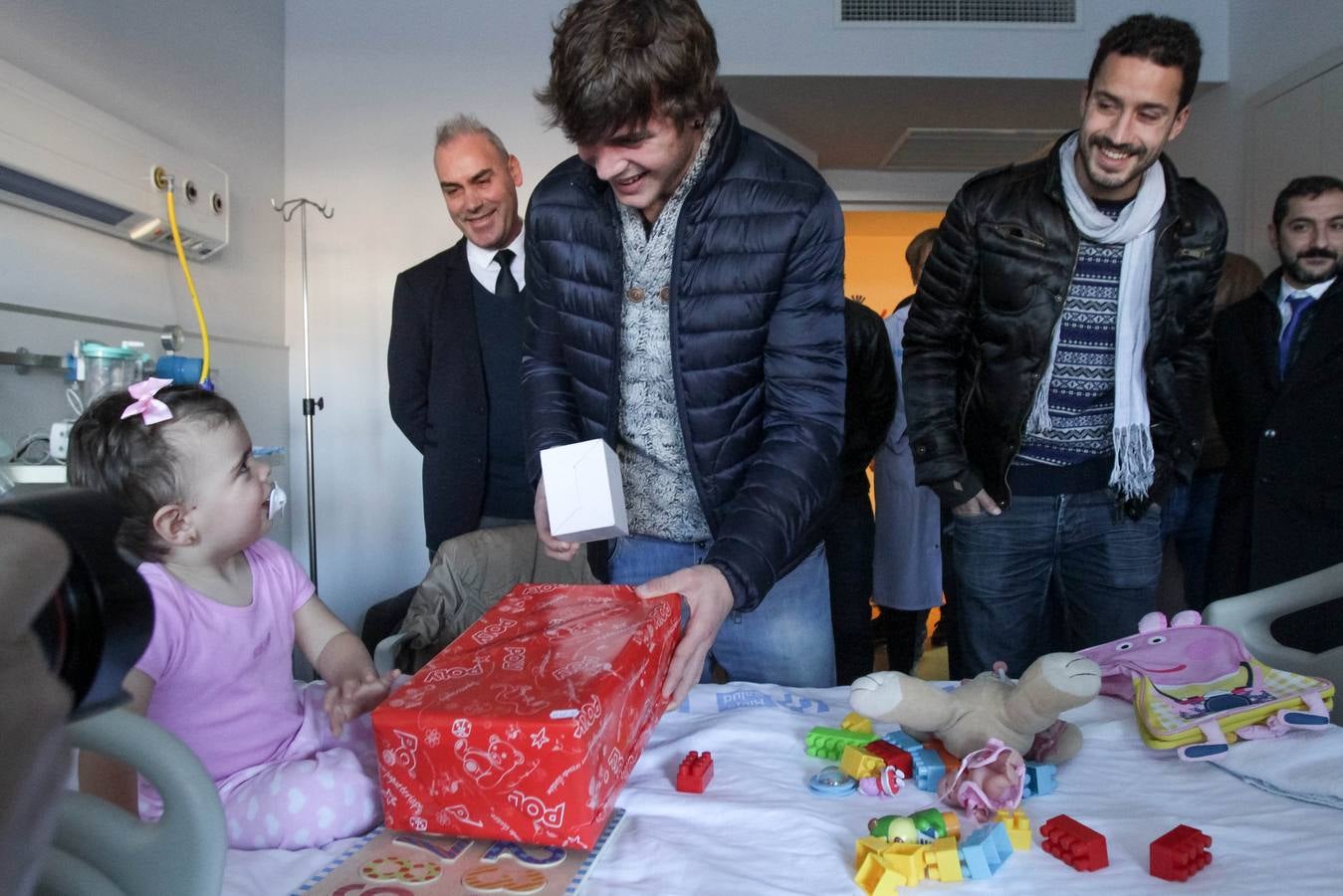 Los jugadores de la UDL visitan a los niños ingresados en el San Pedro