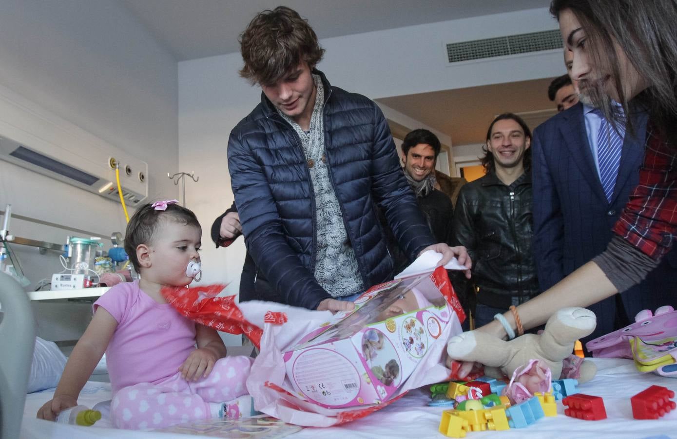 Los jugadores de la UDL visitan a los niños ingresados en el San Pedro