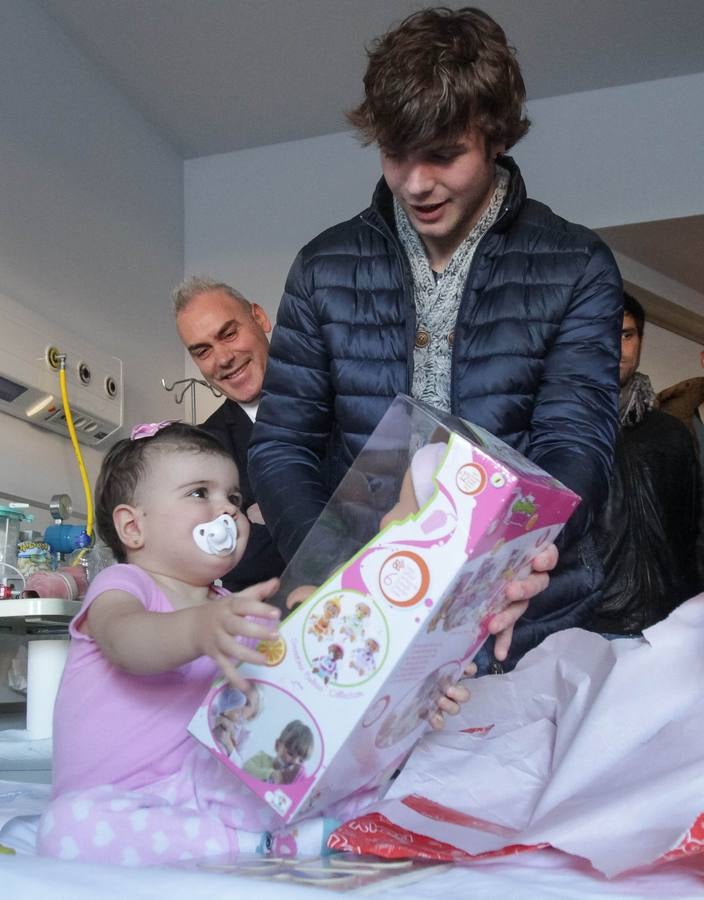 Los jugadores de la UDL visitan a los niños ingresados en el San Pedro