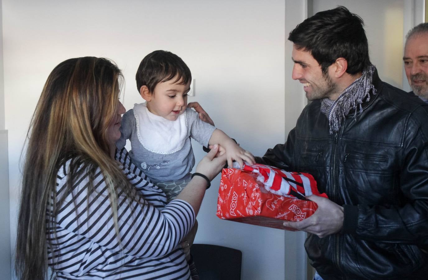 Los jugadores de la UDL visitan a los niños ingresados en el San Pedro