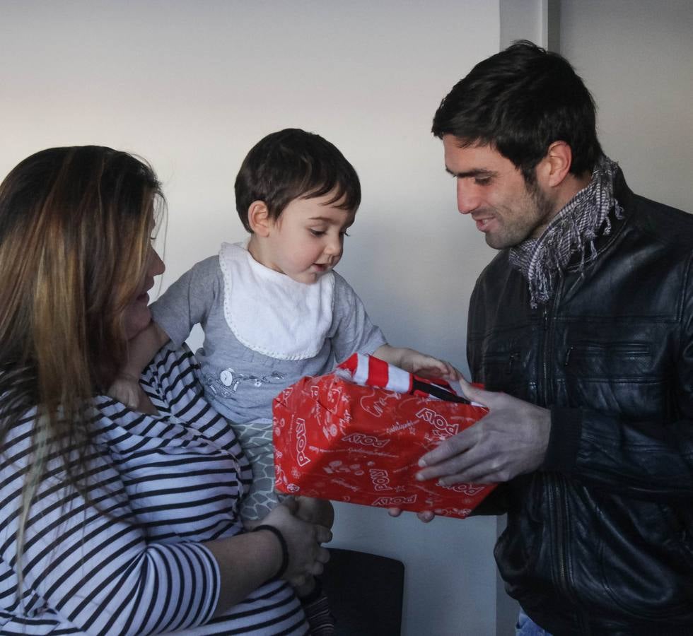 Los jugadores de la UDL visitan a los niños ingresados en el San Pedro