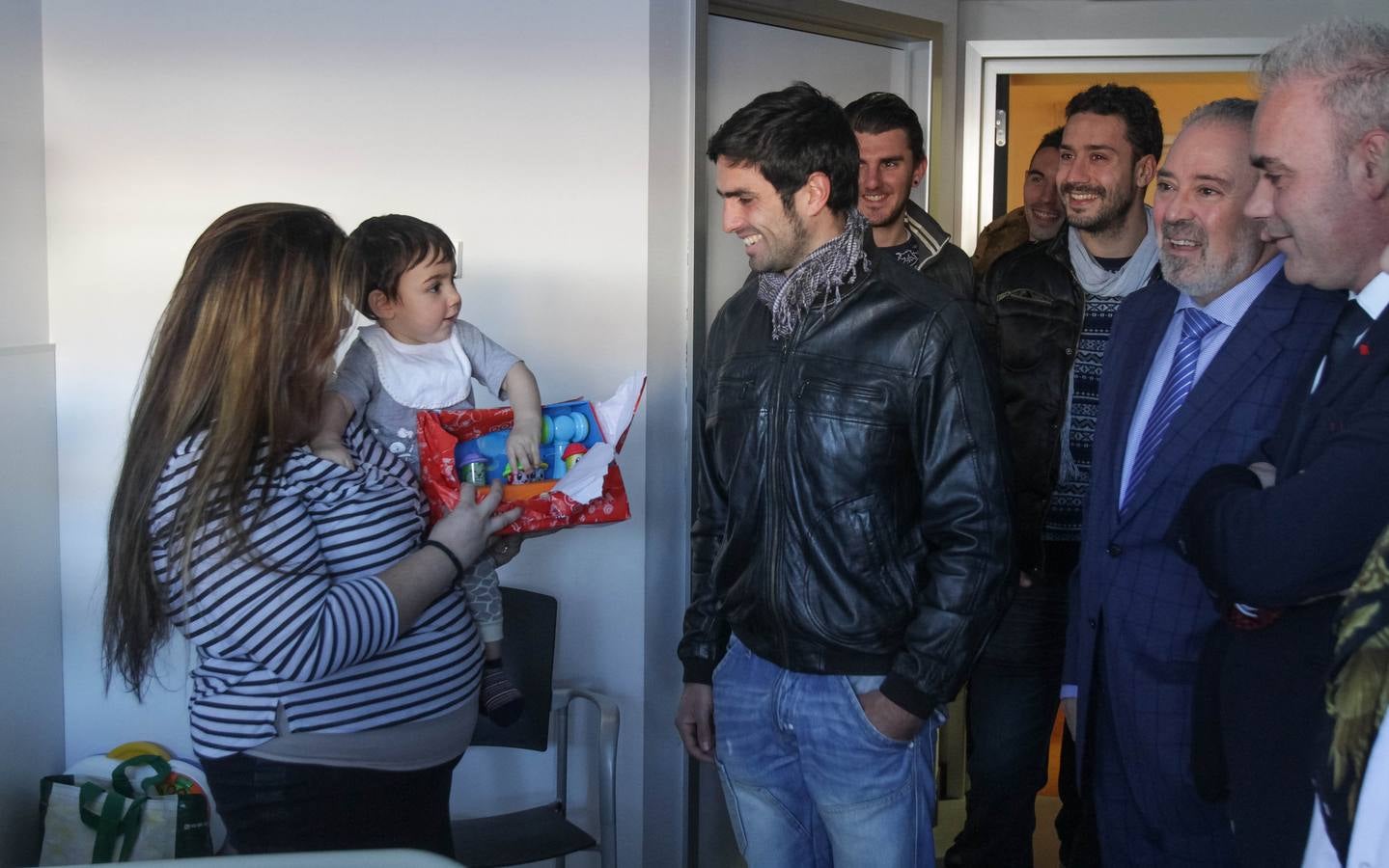 Los jugadores de la UDL visitan a los niños ingresados en el San Pedro