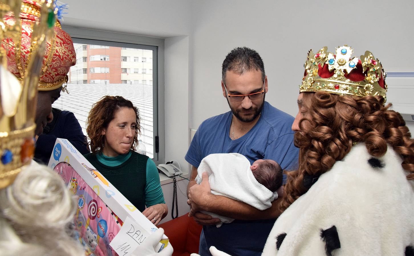 Los Reyes Magos entregan los regalos a los niños del San Pedro