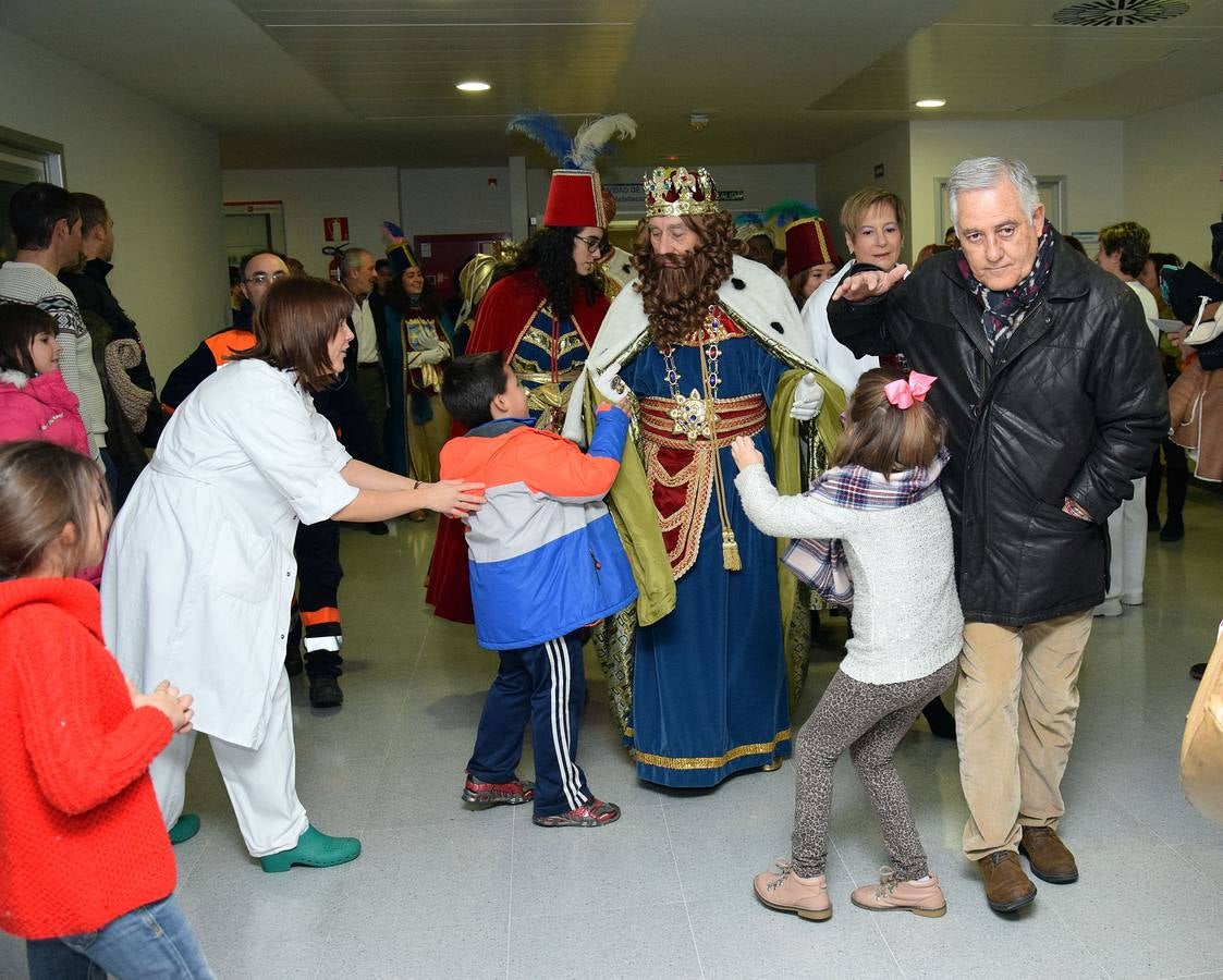 Los Reyes Magos entregan los regalos a los niños del San Pedro