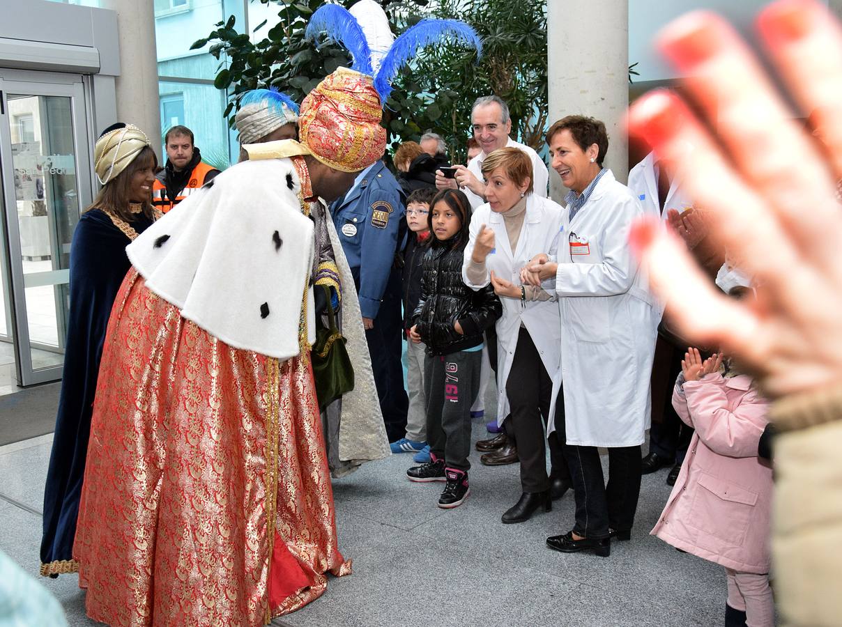 Los Reyes Magos entregan los regalos a los niños del San Pedro