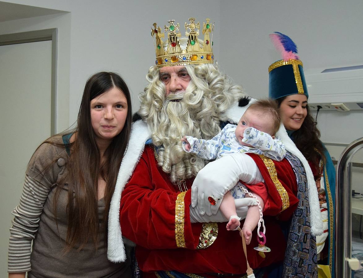 Los Reyes Magos entregan los regalos a los niños del San Pedro