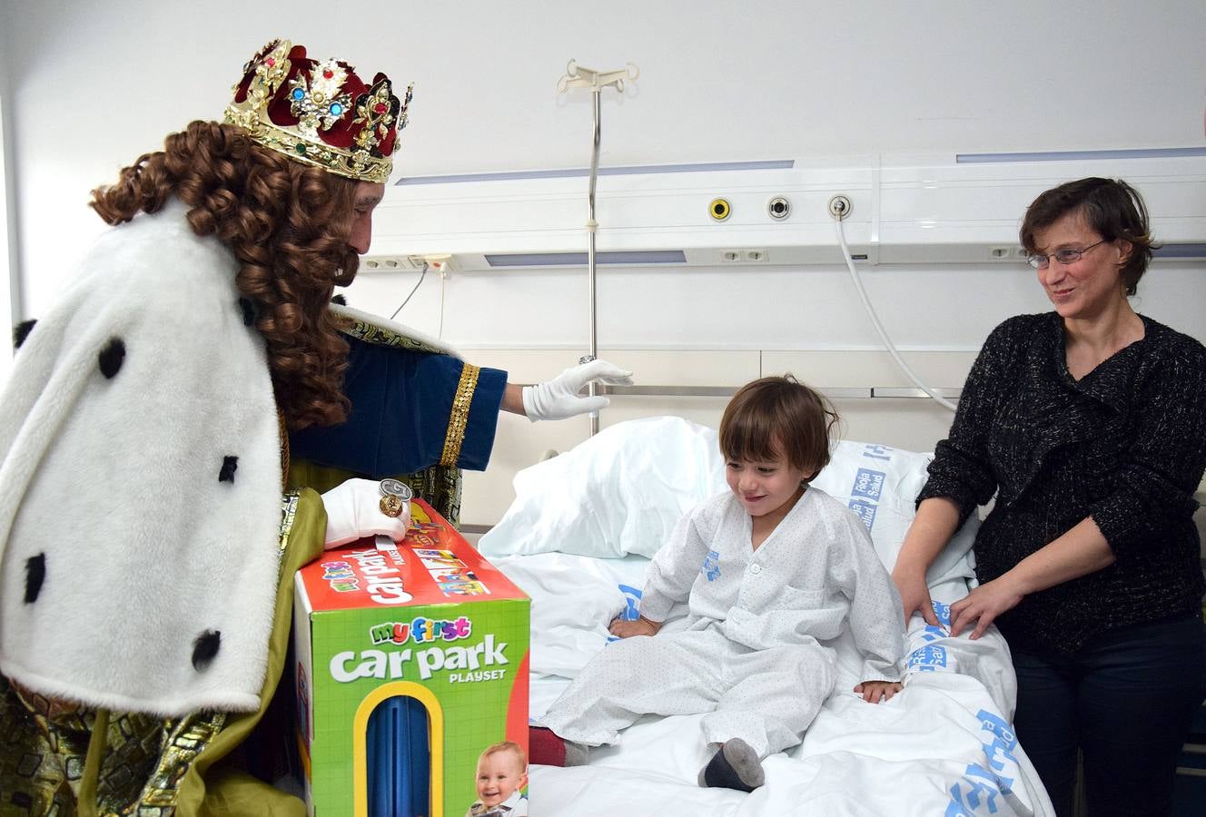 Los Reyes Magos entregan los regalos a los niños del San Pedro