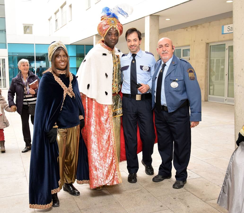 Los Reyes Magos entregan los regalos a los niños del San Pedro