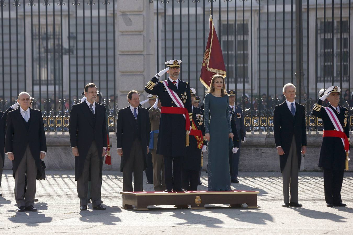 Felipe VI, quien preside por vez primera, acompañado de doña Letizia, la celebración de la Pascua Militar, a la que asisten representantes de las instituciones del Estado, los tres Ejércitos y la Guardia Civil, escucha el himno flanqueado por el presidente del Gobierno, Mariano Rajoy; los ministros de Defensa, Pedro Morenés; e Interior, Jorge Fernández Díaz y el jefe del Estado Mayor de la Defensa, almirante Fernando García Sánchez.