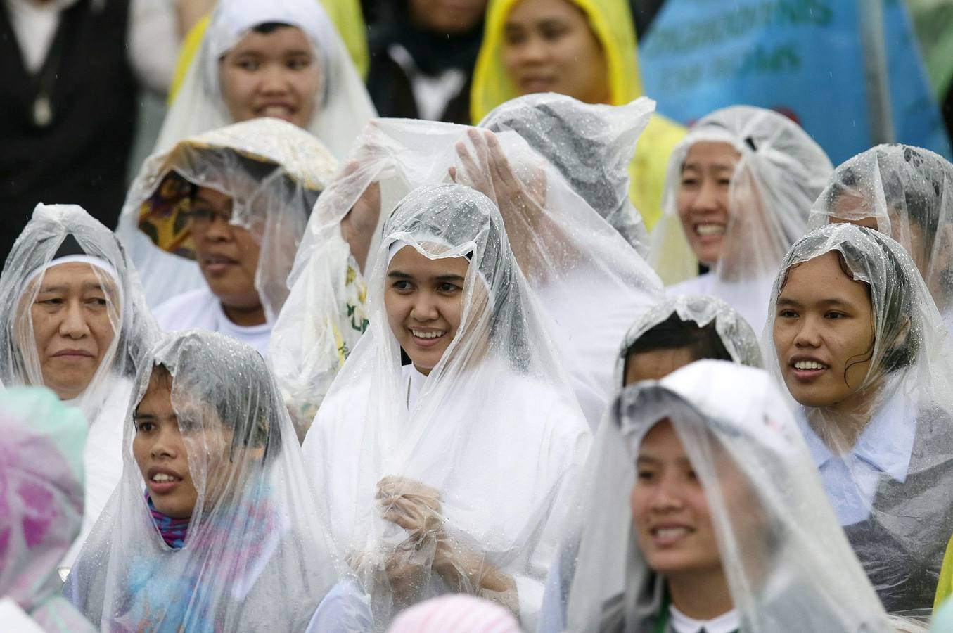 A pesar de la lluvia y de la larga jornada que vivió el Papa, Francisco no dudó tras la ceremonia en volver, como hizo a su llegada, a recorrer el recinto a bordo del papamóvil para saludar a los fieles y bendecir sus objetos.