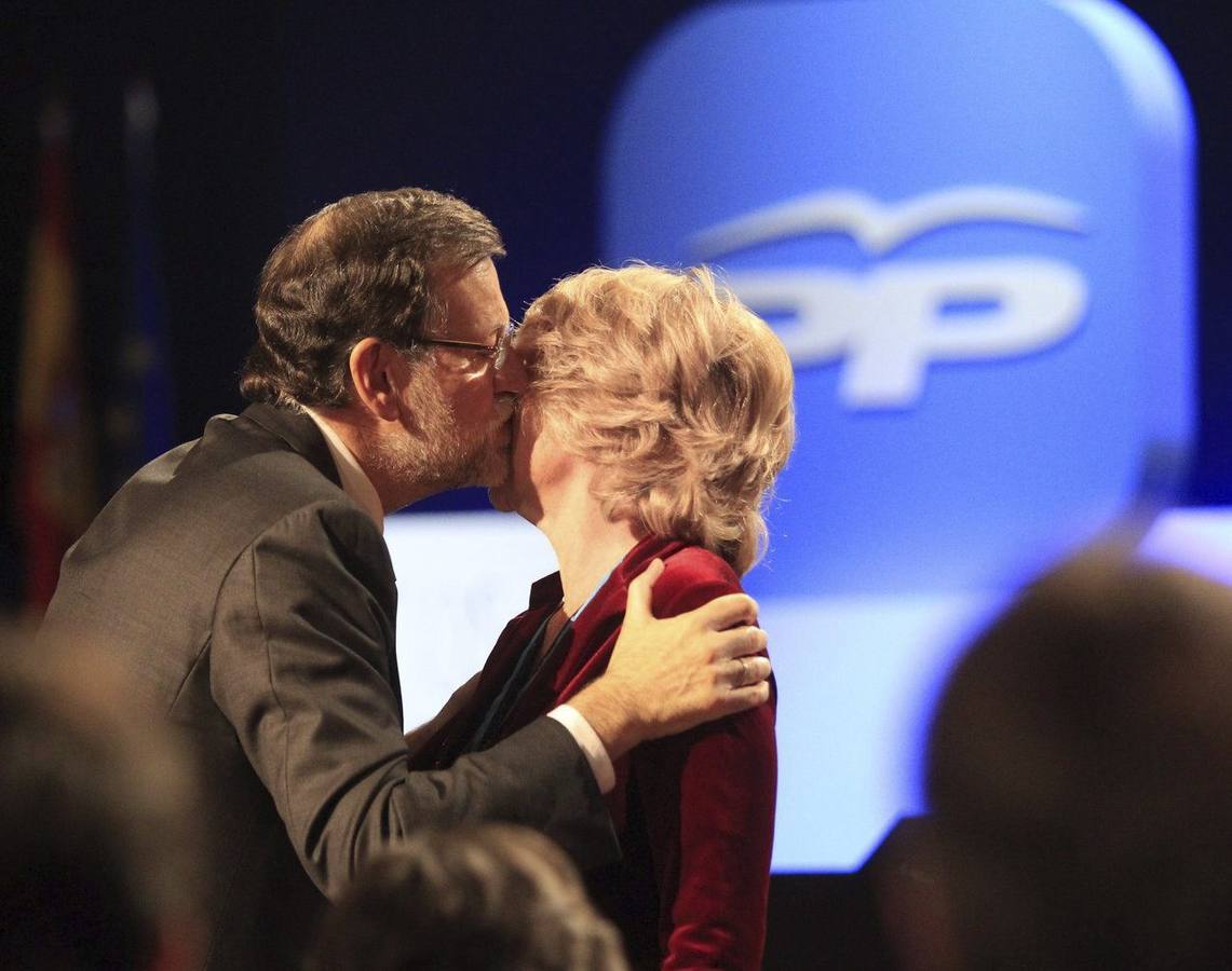 El presidente del Gobierno y del PP, Mariano Rajoy, saluda a la presidenta del PP de Madrid, Esperanza Aguirre.