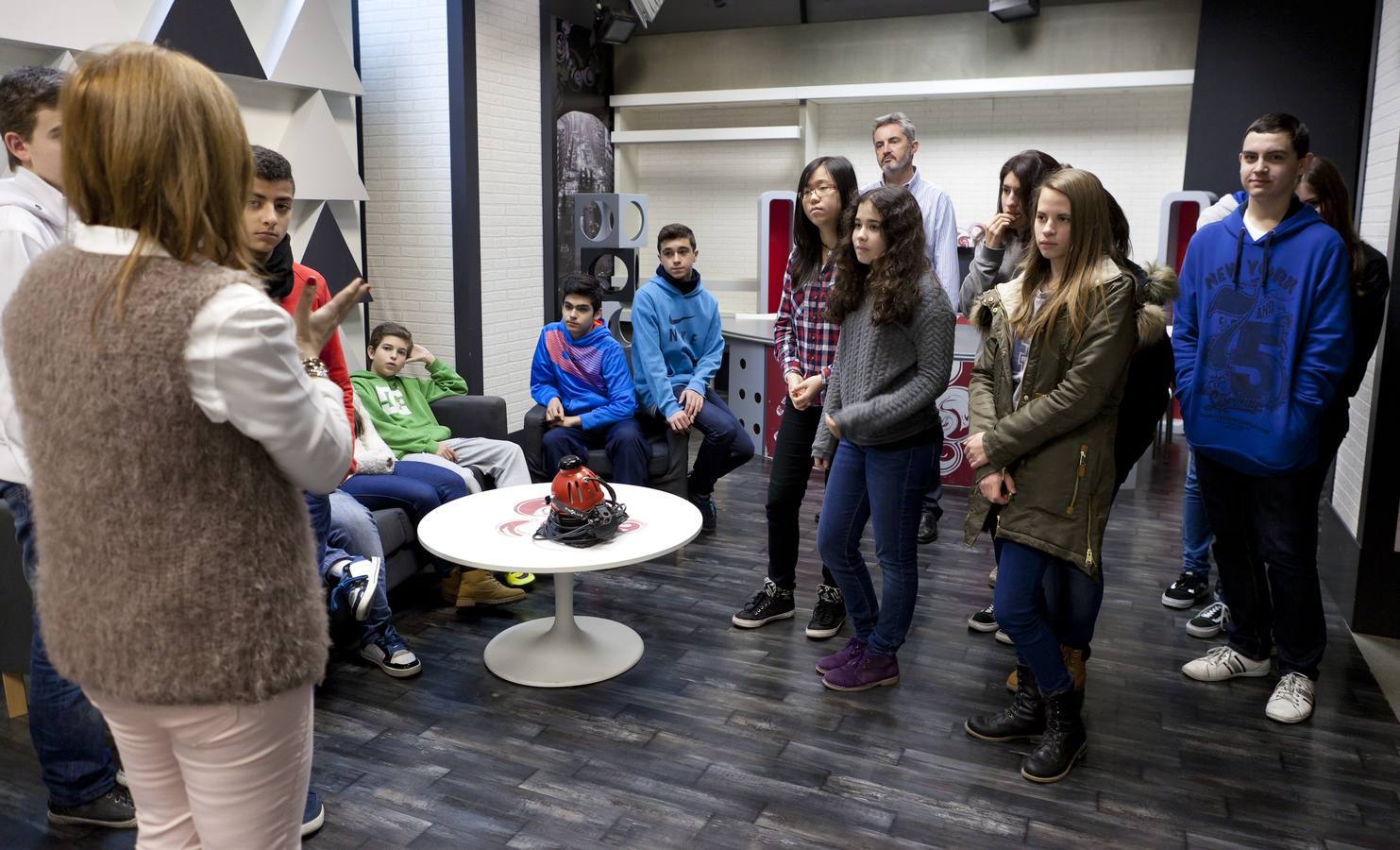 Alumnos de 3º A de la ESO del Colegio Los Boscos visitan la multimedia de Diario LA Rioja