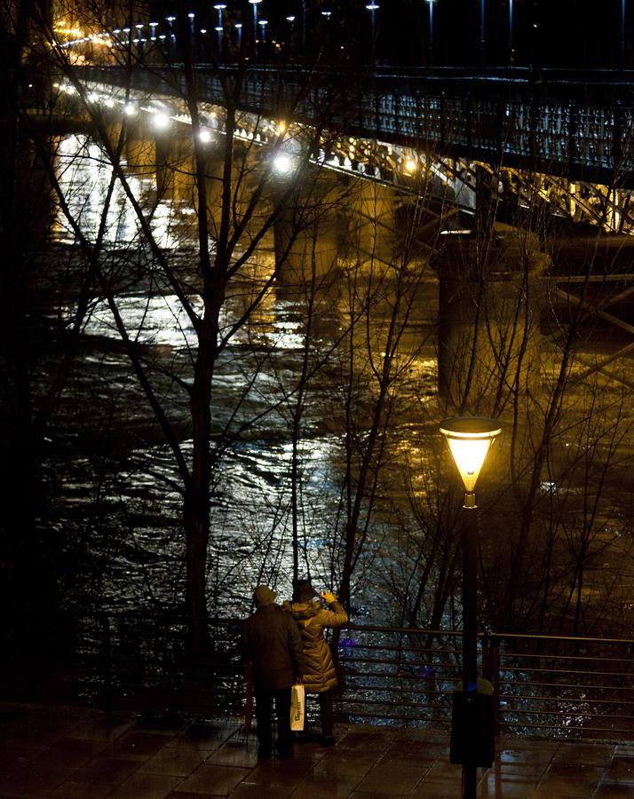 Cae la noche, sube el Ebro